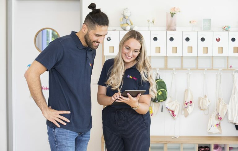 Erzieher besprechen sich Kitarino