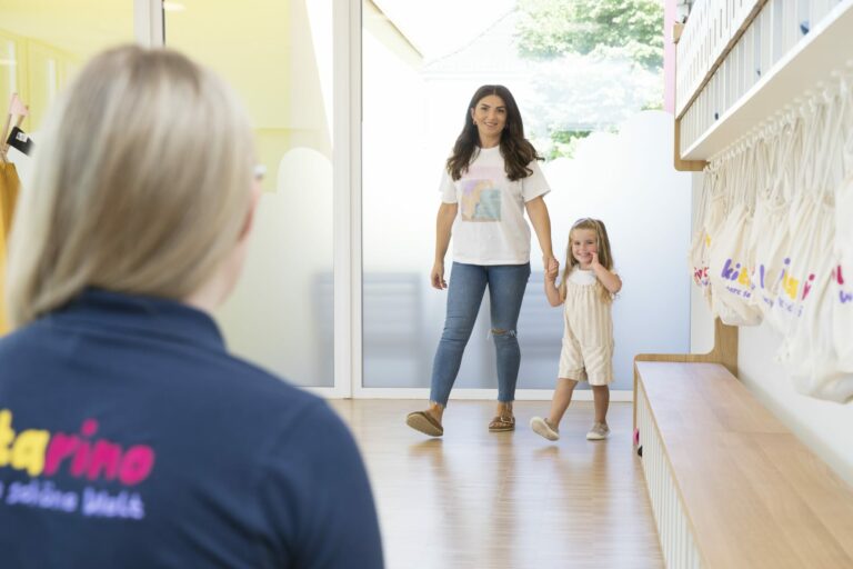 Kind wird in die Kita gebracht Kitarino