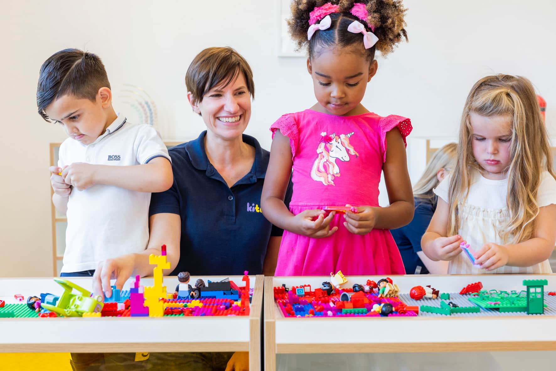 Freude beim Spielen mit den Legosteinen