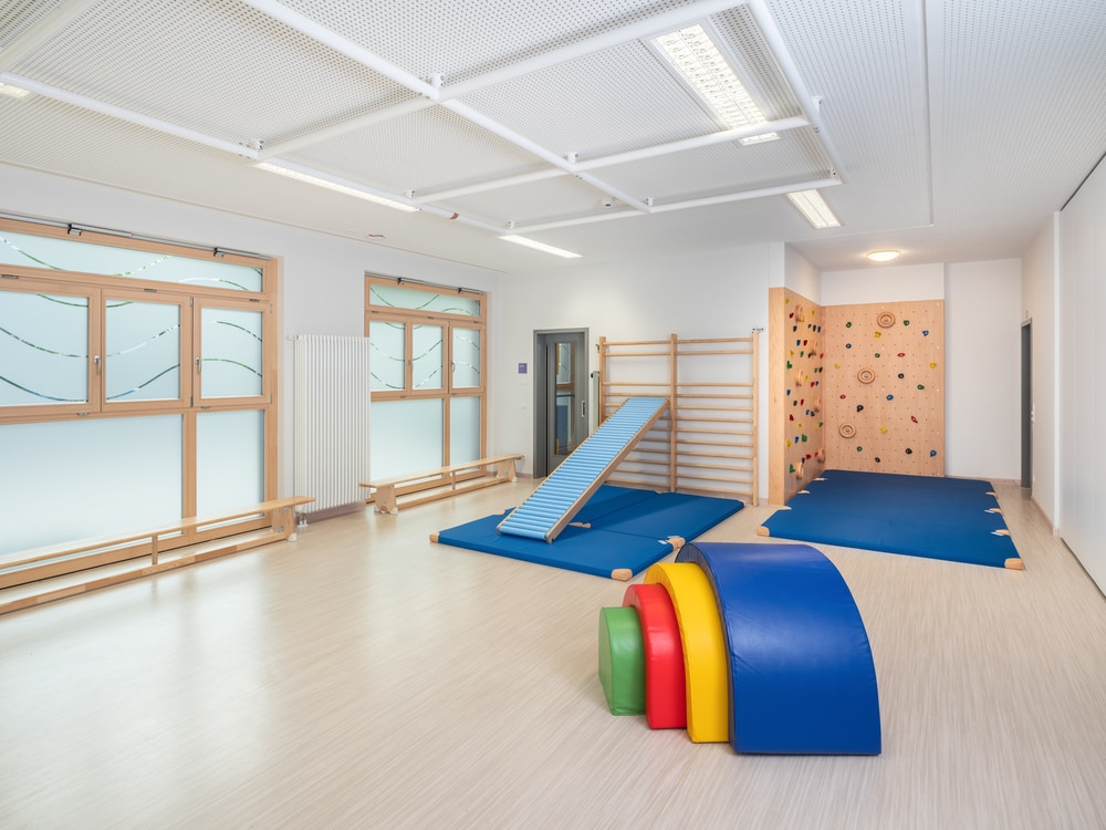Bewegungsraum mit Sprossenwand von Kitarino Senftenauerstraße 11