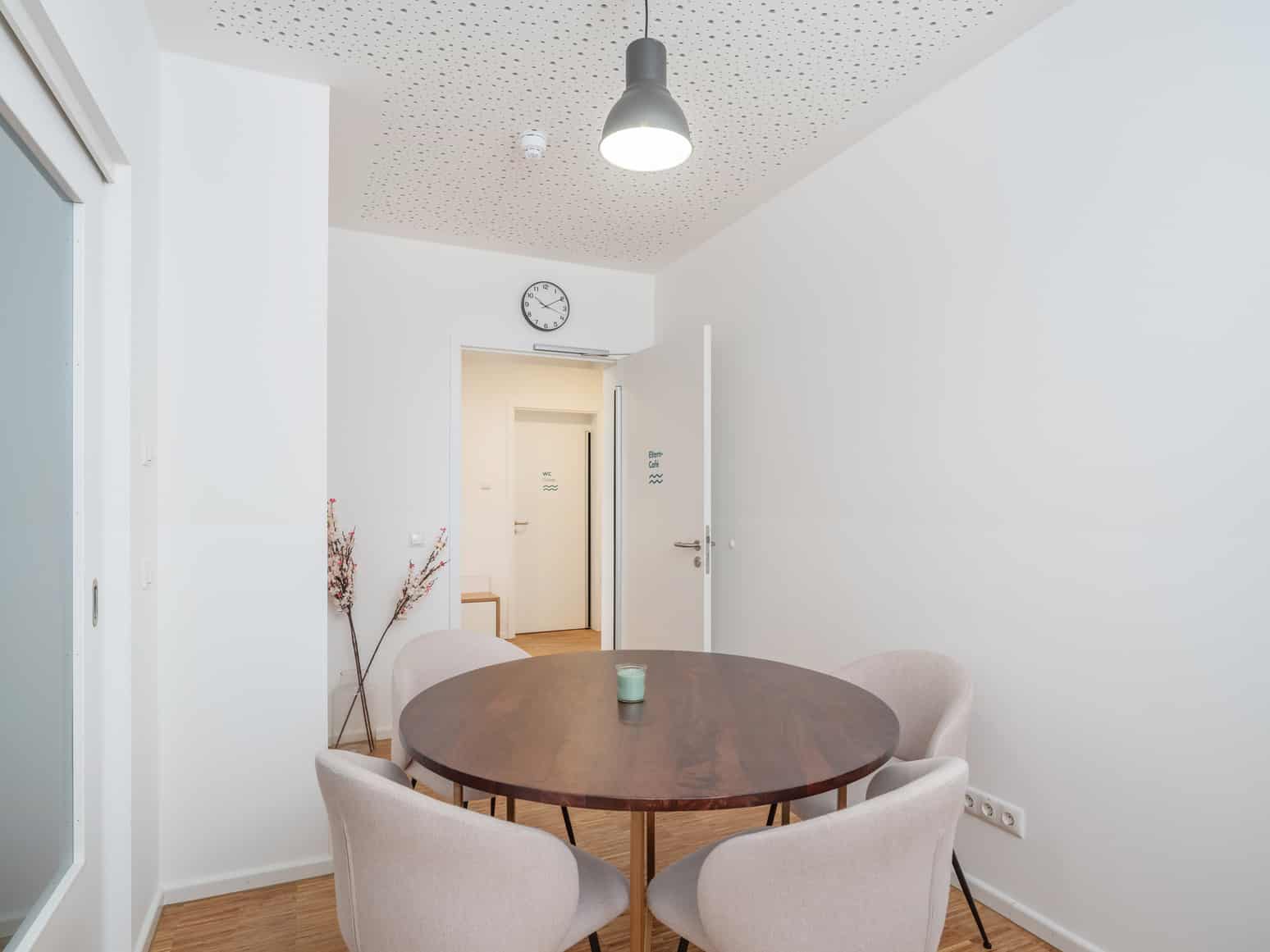 Ruhiger Raum mit rundem Holztisch